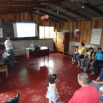 Compartiendo el concepto sobre enfoque de mejoramiento de vida con las familias de Amagro
