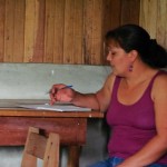 Flor; mujer de la comunidad de Amagro escribe uno de sus sueños  para mejorar su vida