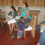 Las niñas de la comunidad Amagro participan en la dinámica escribiendo sus sueños.