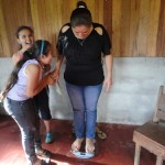 Las mujeres de Amagro están conociendo su peso actual como parte de las actividades de salud y nutrición.