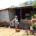Doña Hannia se dedica a la crianza de pollos en Río Madgalena
