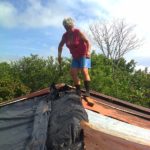 Doña Annia Araya cambia techo de su casa con recursos locales y propios Río Magdalena