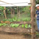 La familia de Danilo, su esposa Judith y sus hijas continúan haciendo mejoras en su vivienda y jardín